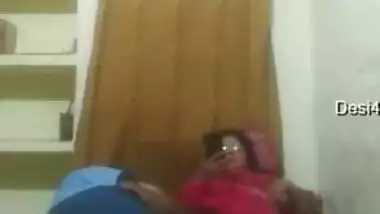 Man offers the nerdy Indian aunty to film XXX video and she agrees