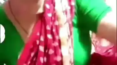 Village aunty saree lifting naked pussy viral show
