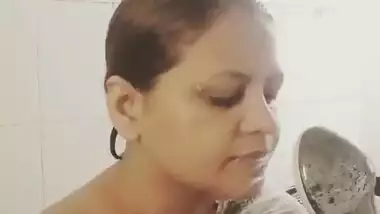 Sexiest bhabhi bathing self record for husband video stolen and from her mobil