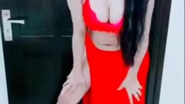 Luscious Desi wench gives XXX close-up of her big ass and breasts