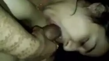 Desi slut gives a XXX blowjob to client who secretly makes an MMS video