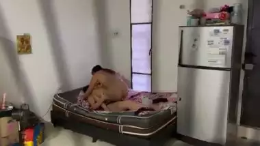 OBSERVO POR LA VENTANA DE LA VECINA Y LA PILLO TENIENDO SEXO LESBICO CON JUGUETES CON SU SUPUESTA AMIGA MIENTRAS SU MARIDO ESTA EN EL TRABAJO