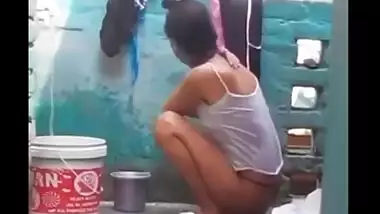 Amateur girl lets he lover watch as she takes a bath outdoors