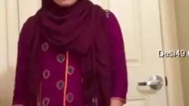 Modest Indian teen caught flashing assets for lover in Desi mms video