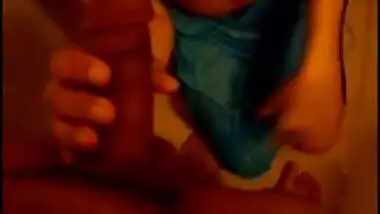 Porn MMS of a beautiful girl taking a bath and satisfying her boyfriend