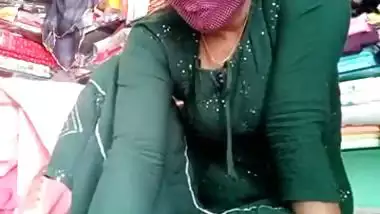 Horny Desi XXX woman in green salwar shows her ass and pussy