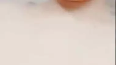 Nude desi lady records her bathroom MMS for her lover