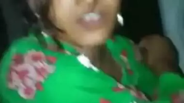 Indian diva shows off what she has under her XXX sari before fan