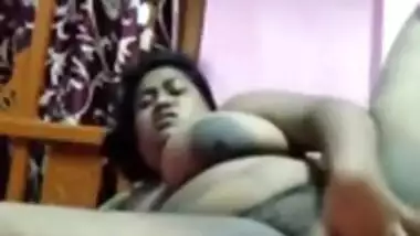 Chubby Desi woman records XXX clip in which she quickly fingers muff