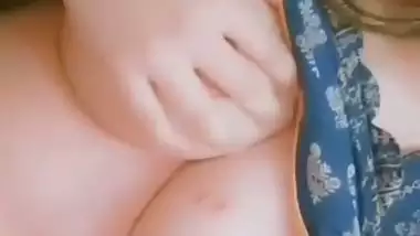 Horny maal biting lips and boobs show viral MMS