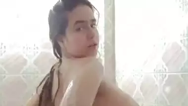 Sexy girl records her nude bathing MMS for her lover