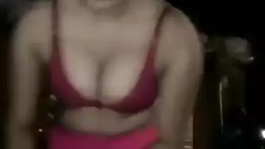 Come-hither Indian madame willingly flashes her boobies for porn shooting