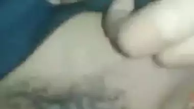 Hijabi Desi XXX girl gets pussy fingering by her lover in park MMS