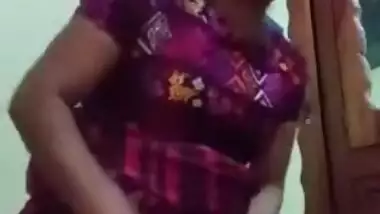 Middle-aged Indian model exposes her hairy XXX cunt in amateur sex video