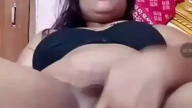 Unsatisfied bhabhi fingering fat pussy on live cam