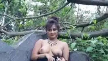 Xhxgxx - Chubby-girl-opening-her-saree-blouse-to-display-her-boobs-in-the-jungle  desi porn