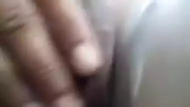 Desi MILF has shaved XXX hole to expose it on camera in the MMS video