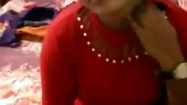 Dude coaxes his cute Desi girlfriend to pose naked for XXX camera