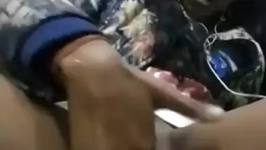 Cute college Desi girl plays with XXX virgin pussy in the MMS video