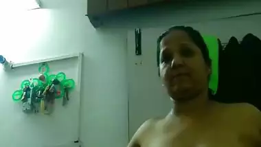 Stepmom naked after bath showing big boobs viral MMS