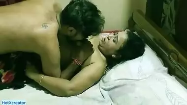 Dude can't hold cum too long when sticking XXX cock into Desi twat