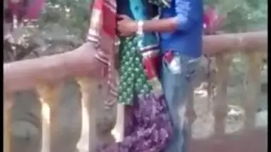 Outdoor Desi mms clip of slim Indian gal caught kissing her lover