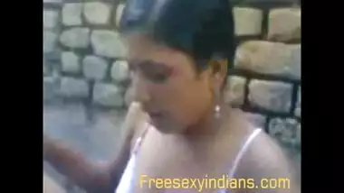 Desi sex blog presents hot outdoor bath scene of young bengali girl