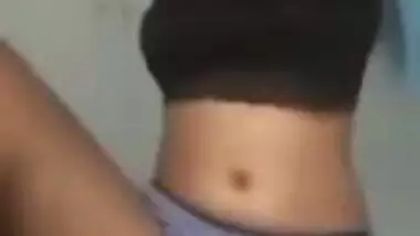 Desi girl kapde kholti hue