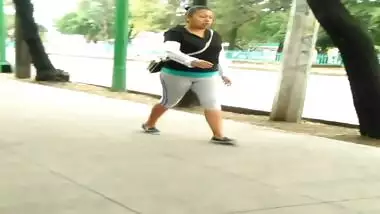 Gorda Culona en licra - se le marca la pucha