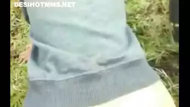 Outdoor sex porn of Desi college XXX girl with lover in the park MMS