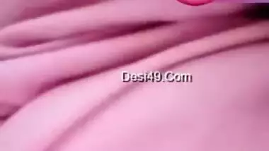 Pretty Desi woman lifts pink top to show boobs during the porn video call