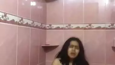 Horny chubby Indian girl fingering viral clip