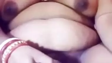 Desi whore flaunts her XXX slit and spreads sex pussy lips on camera