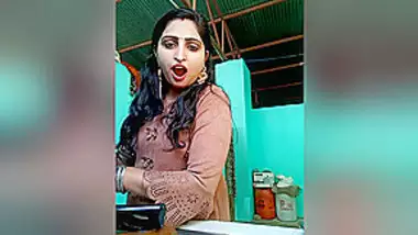 380px x 214px - Sexy Bhabhi Shows Her Boobs And Big Ass desi porn