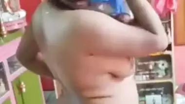 Hot wife on Chamet goes nude during paid viral cam chat