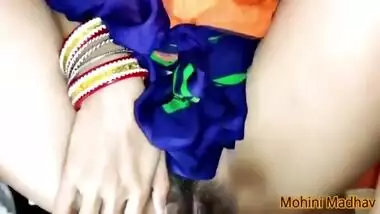 Desi Bhabhi And Desi Aunty - Dard Ho Rha Ha Aisa Mat Chodo Ki Hindi Me Chodai