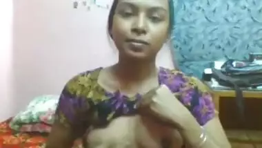Indian slut with great assets works online and brandishes tiny tits