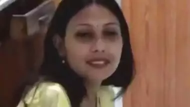 Desi xxx video of a newly wed couple having romantic sex on their honeymoon