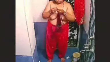 Fat Desi Bhabhi Bathing desi porn