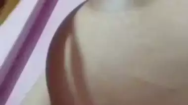 Bengali girl playing with boobs and pussy viral videos