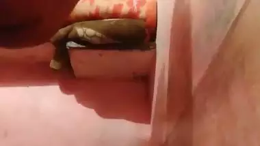 Man bangs a young girl badly in the desi sex video