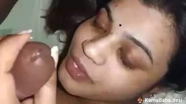 Cheating lady gives a desi blowjob to her horny lover