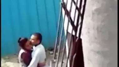 Indian lovers caught making out outdoor in backyard in Desi mms video