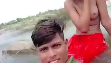 Dehati Lovers enjoying outdoor bathing on selfie cam