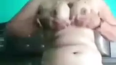 Mature Desi XXX aunty showing her big boobs and chubby pussy on cam