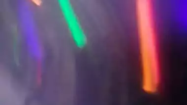 Safada adora dar o rabo enquanto o corno sai com os amigos