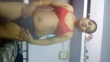 XXX pussy of Desi makes men go crazy in this sex solo show of changing