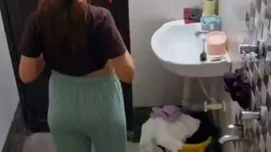 Neighbor girl boobs show before bathing viral MMS