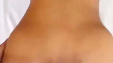 HD nude MMS of an Indian guy exploring his GF’s body