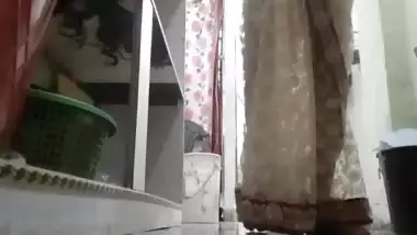 Indian house wife cleaning her home and showing boobs and pussy in saare